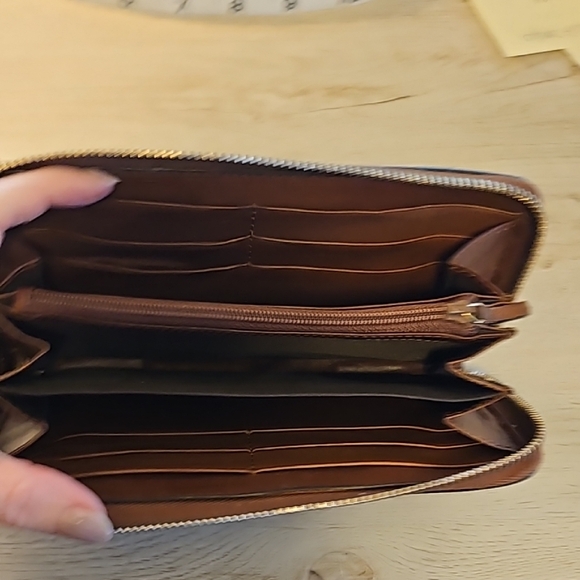 Gucci Beige Monogram Wallet - Picture 9 of 11